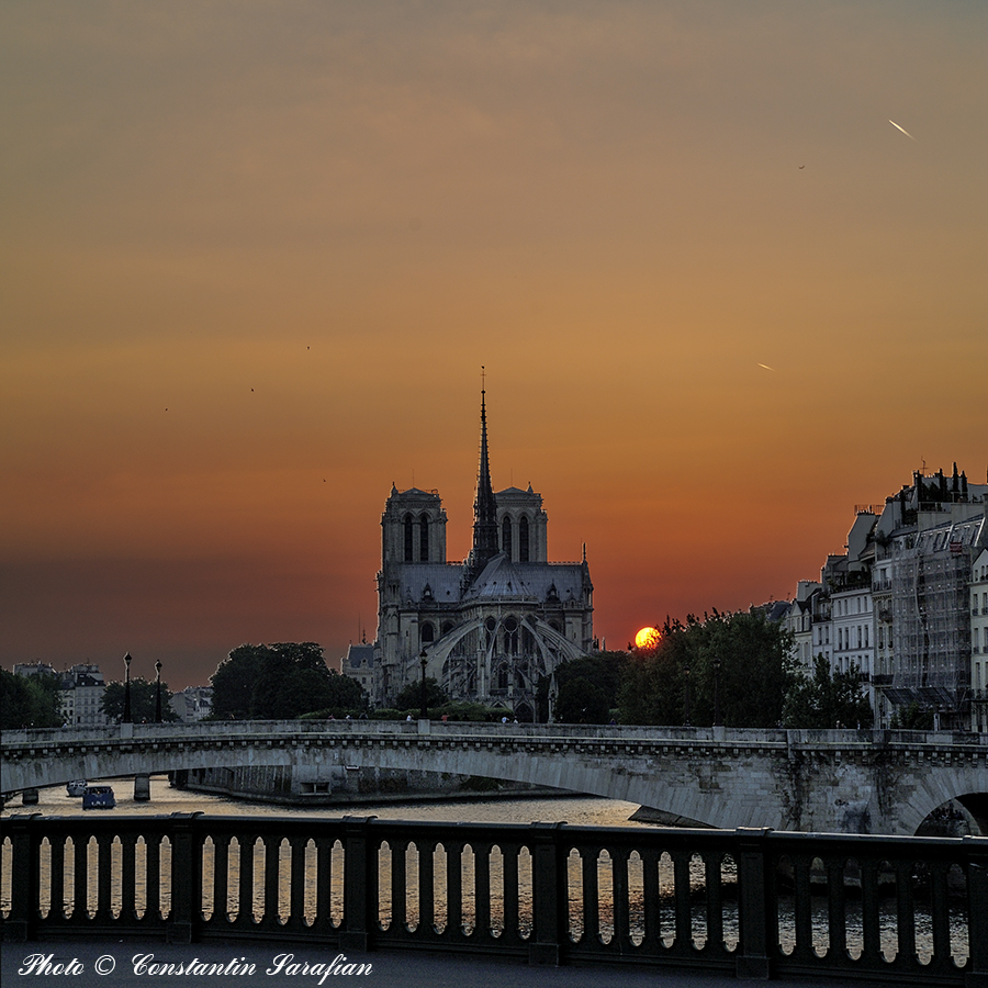 Coucher De Soleil Sur Notre Dame De Paris Photo Et Image