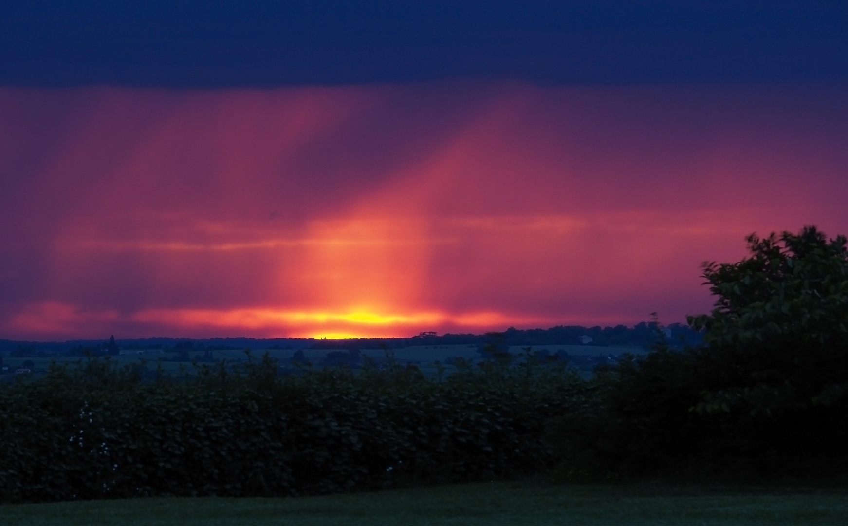 Coucher de soleil sur nuées de pluie