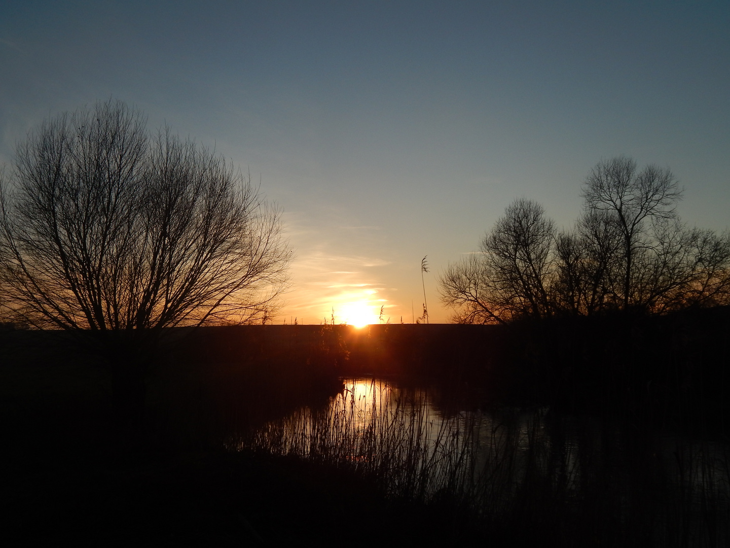 coucher de soleil sur rivière