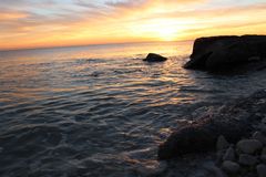 Coucher de soleil sur roches de bord de mer