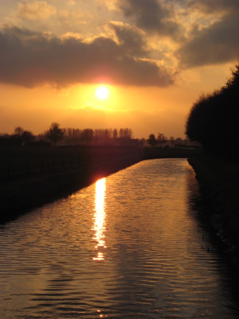 Coucher de soleil sur un canal en Hollande