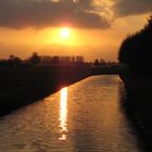 Coucher de soleil sur un canal en Hollande