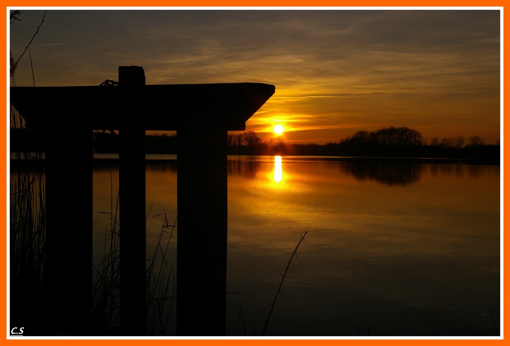 coucher de soleil sur un des nombreux étangs de la brenne