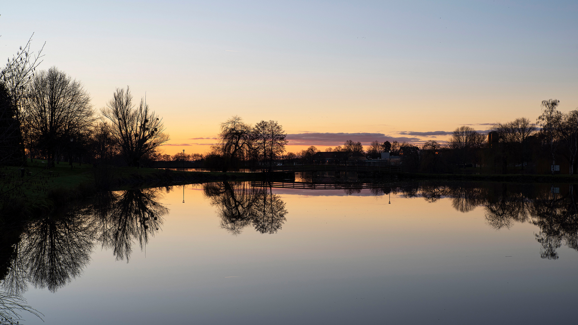 Coucher de soleil sur un lac de Bourgogne en France