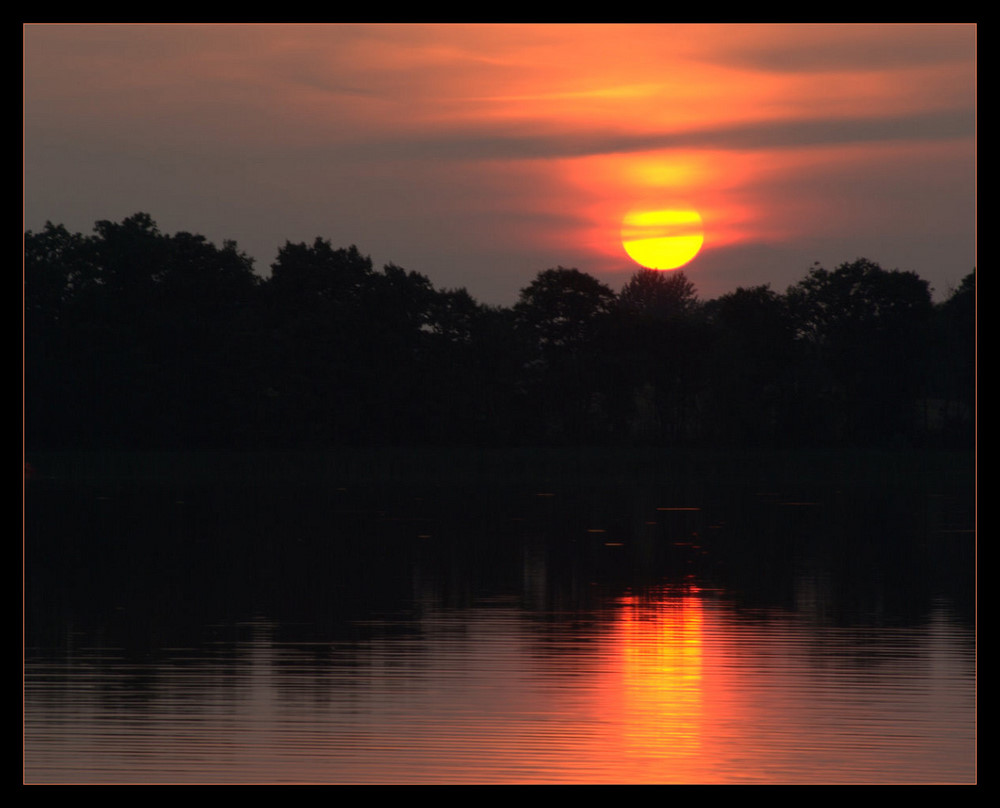 Coucher de Soleil sur un lac de Mazurie, Pologne