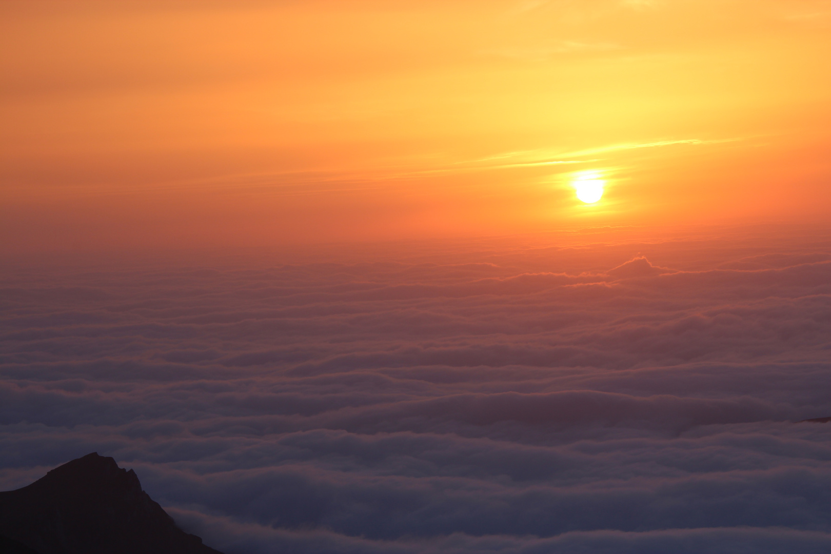 Coucher de soleil sur une mer de nuages