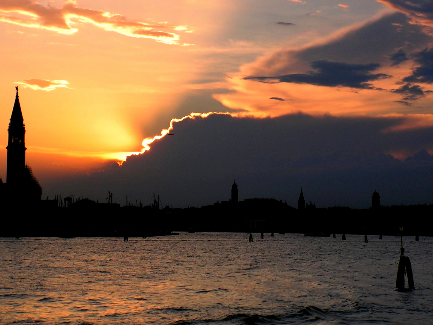 COUCHER DE SOLEIL SUR VENISE...