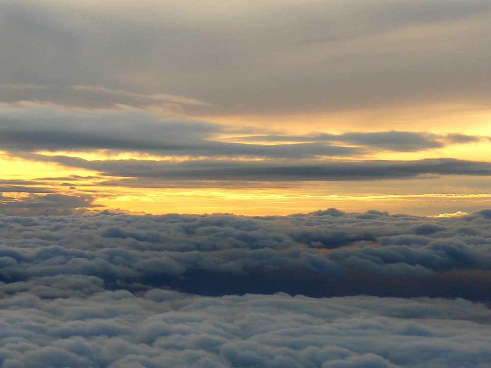 Coucher du soleil sur la mer de nuages