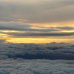 Coucher du soleil sur la mer de nuages