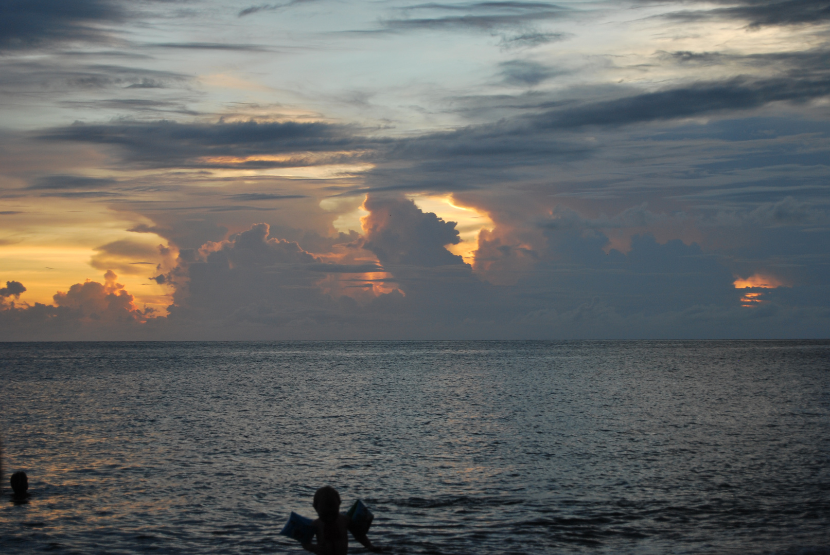 Coucher du Soleil sur la plage de Rivière Sens