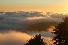 Coucher du soleil sur les nuages