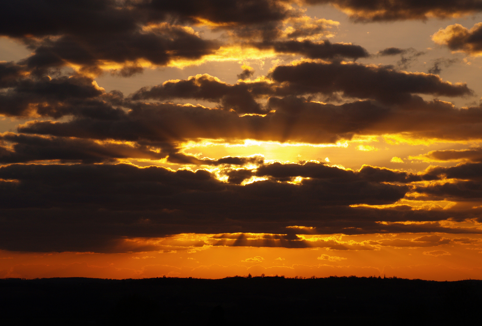 Coucher jaune orangé pour le mercredi