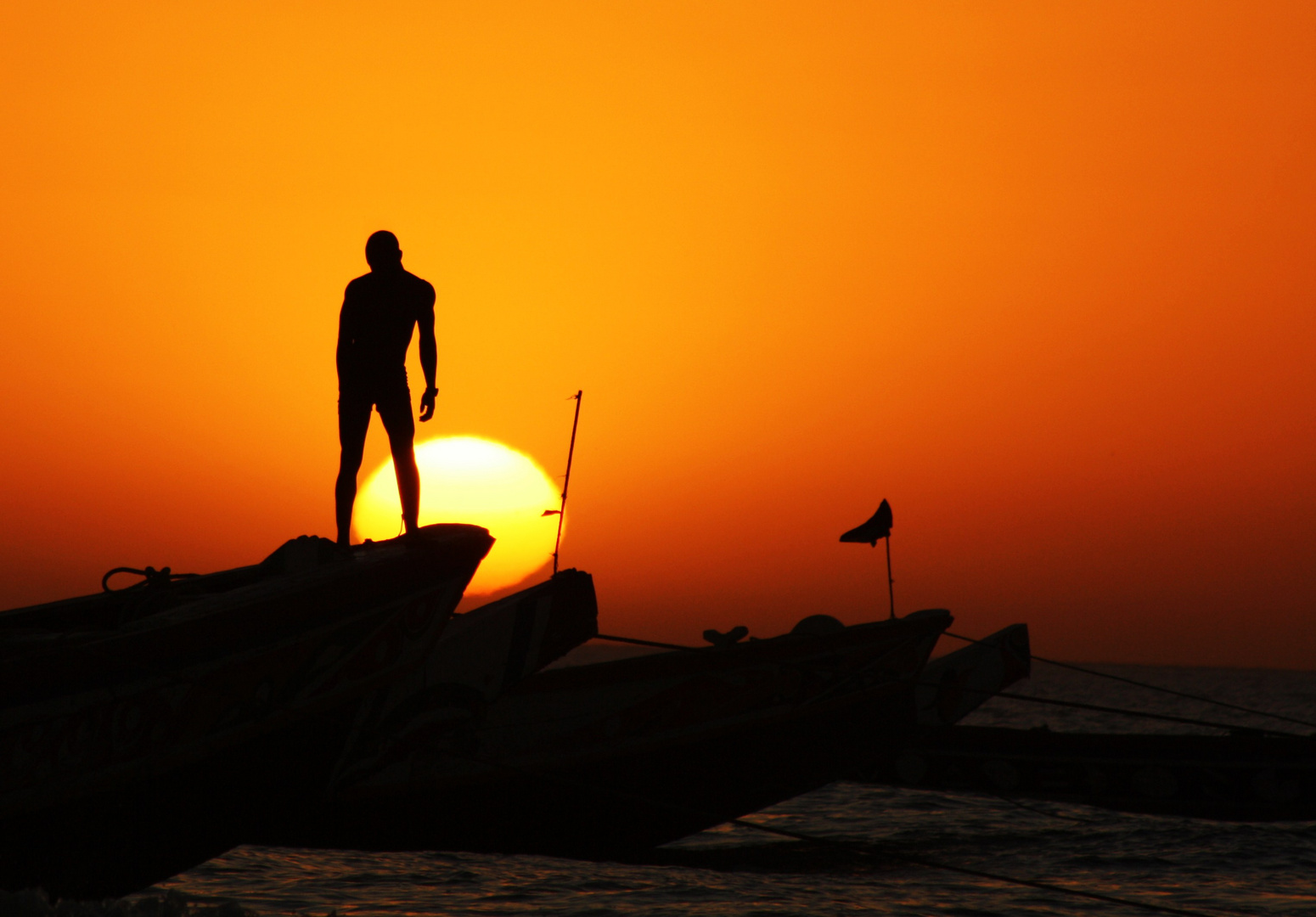 "coucher se soleil sur un pecheur de kafountine"