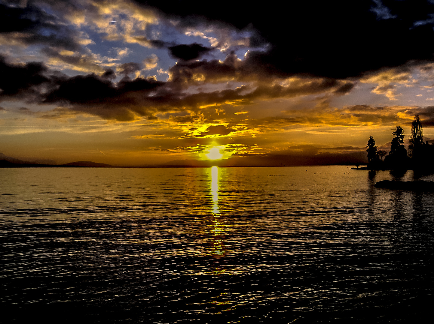 coucher soleil sur le Lac Léman dans la région de Pully