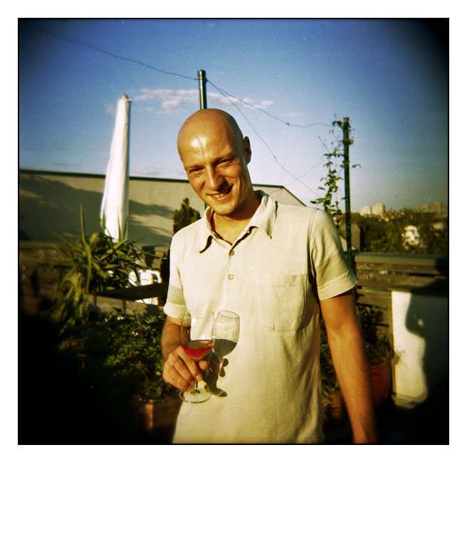 Couleurs d'été (2): Bert et le reflet du soleil couchant dans un verre de vin . Berlin 2006