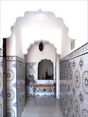 Couloir d’une maison marocaine typique - Flur in einem typischen marokkanischen Haus.