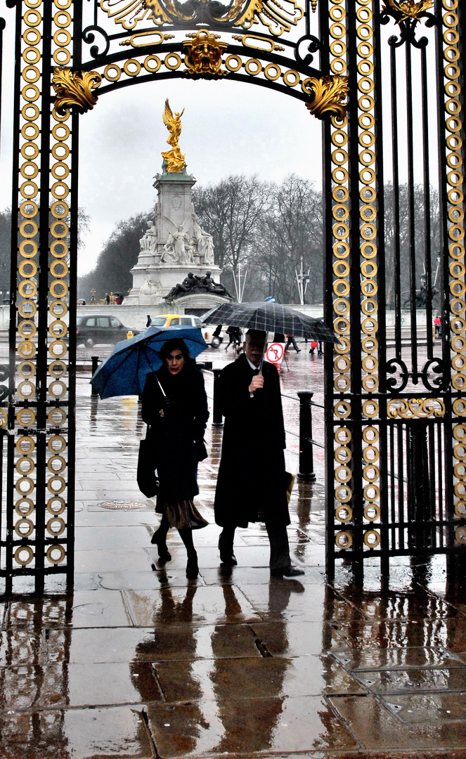 Couple at Buckingham Palace Portal