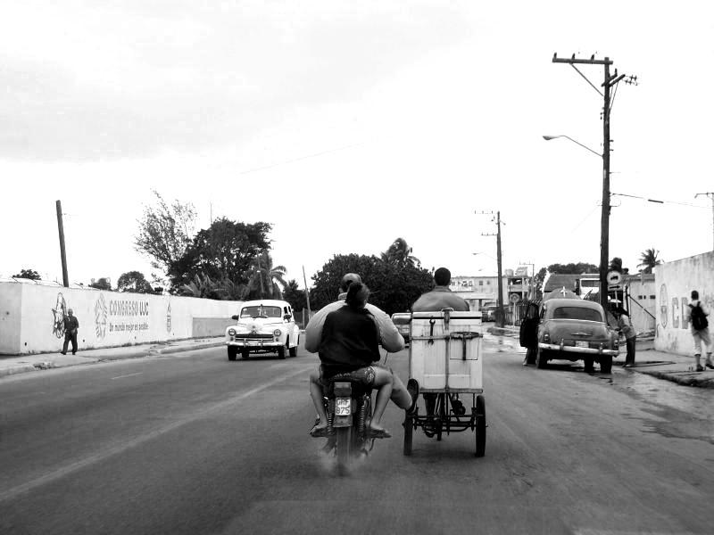 Couple cubain sur leur moto