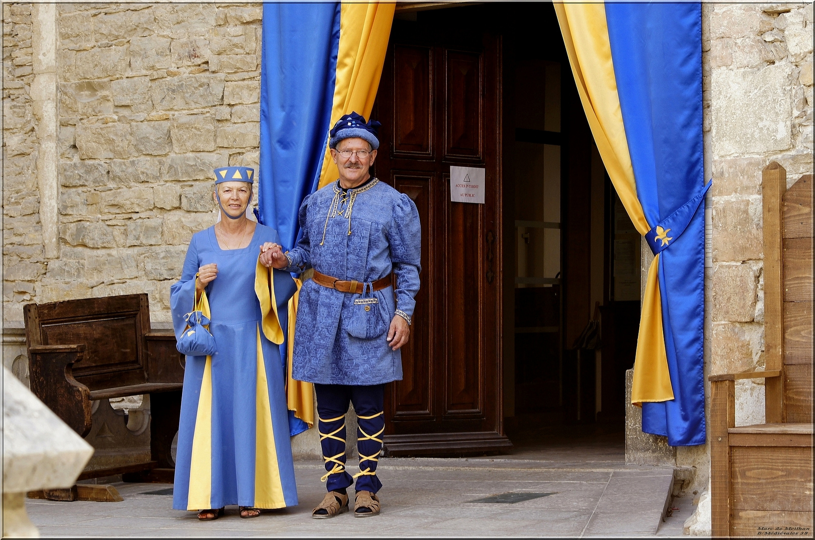 Couple en tenue médiévale