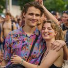 Couple heureux au Christopher Street Day 2022 à Berlin