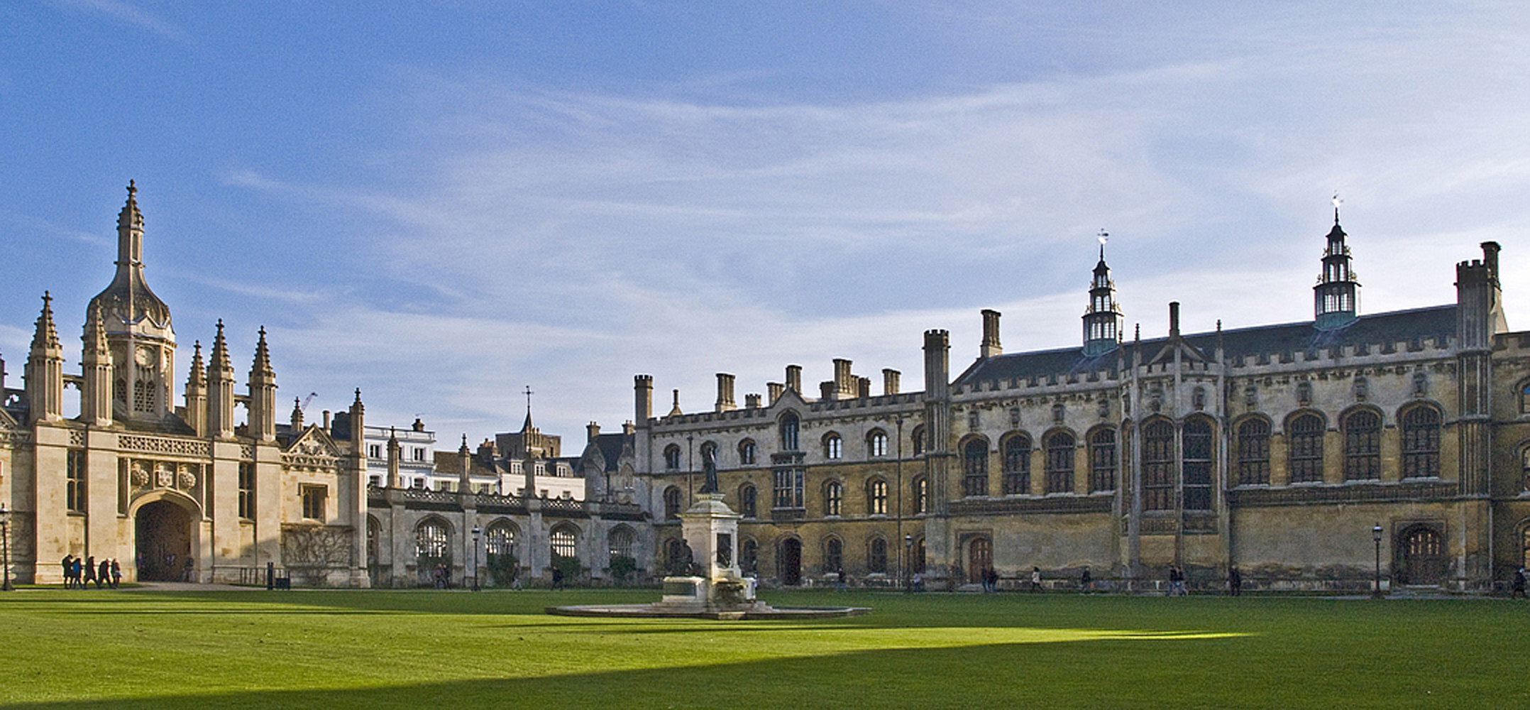Cour avant , entrée principale et salle à manger  --  King’s College, Cambridge