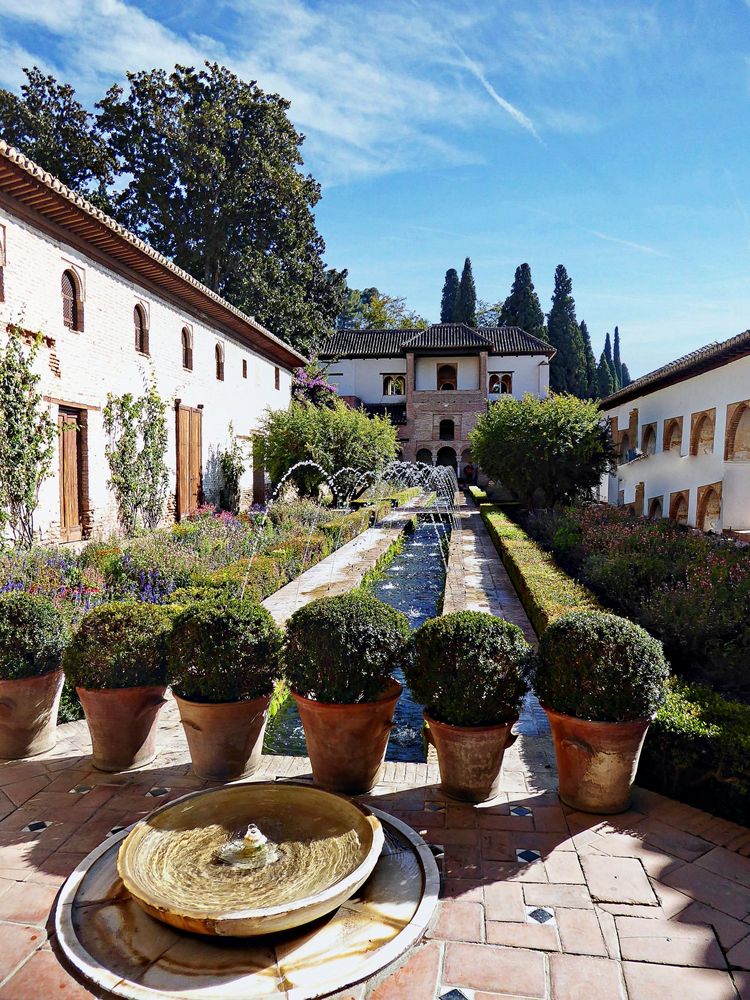 Cour et jardin du palais de la Generalife