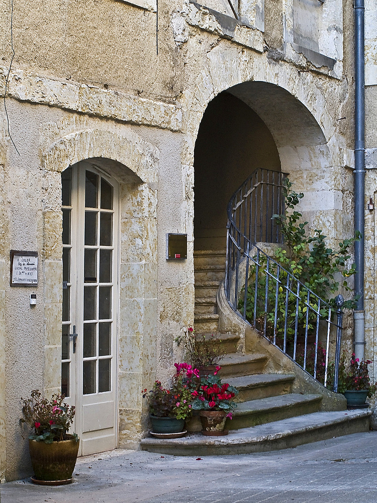 Cour intérieure dans la vieille ville d’Auch -- Innenhof in der Altstadt von Auch