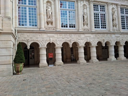 Cour intérieure de l'Hôtel de Ville de La Rochelle (17)