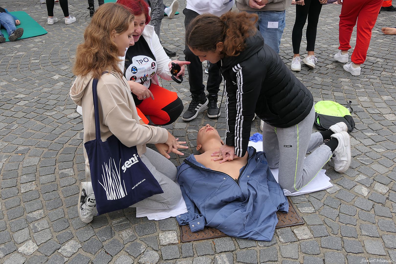 cours de secourisme en pleine rue...........