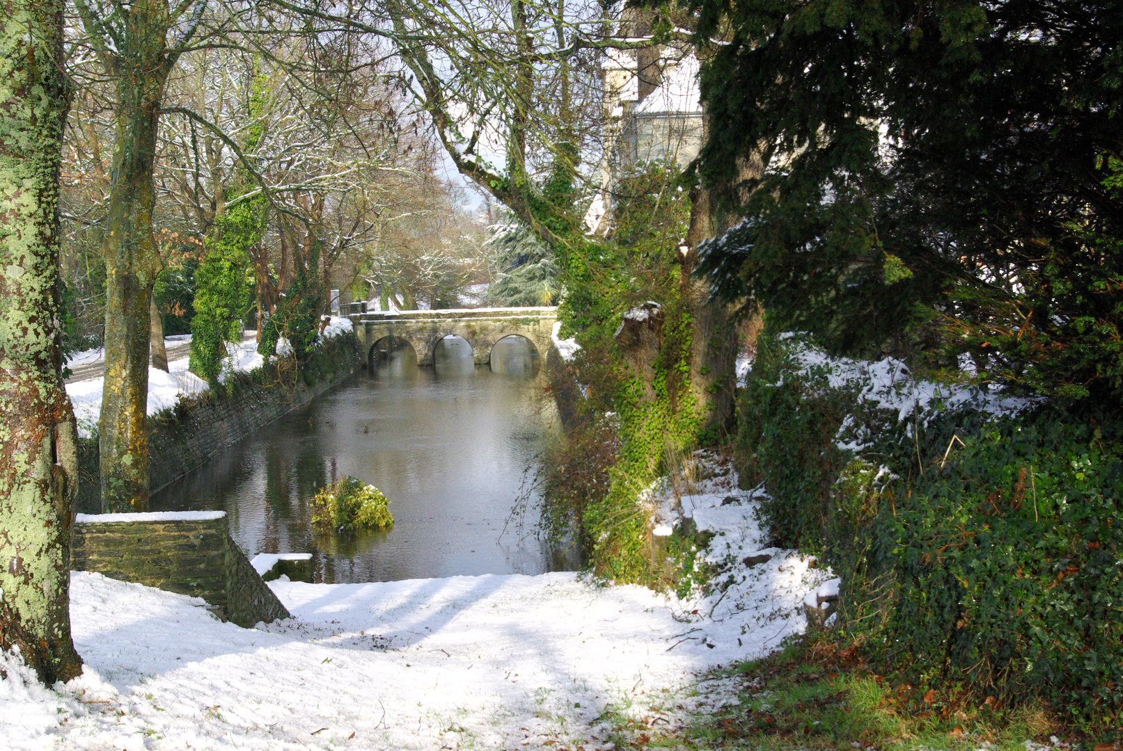 cours d'eau et neige