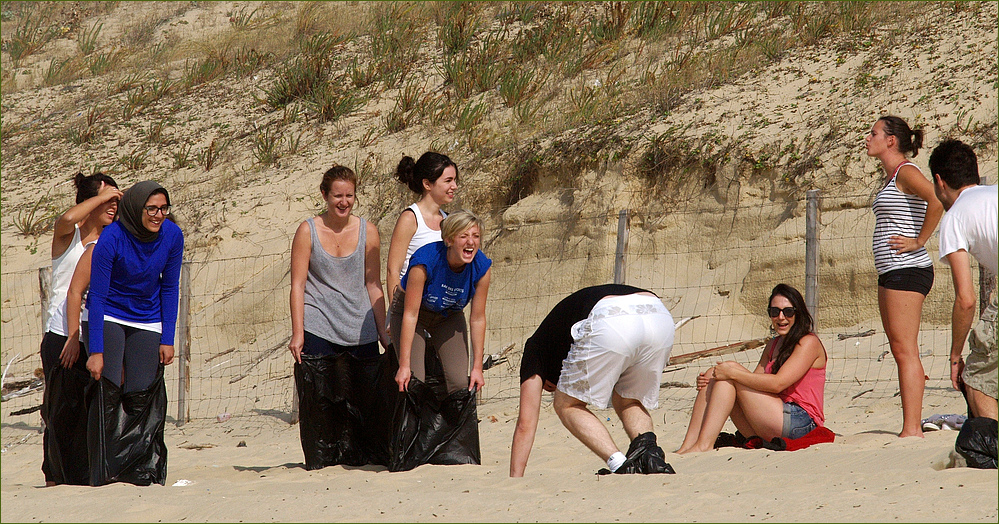 Course en sac sur la plage……chutes en série et rires assurés…. !!!