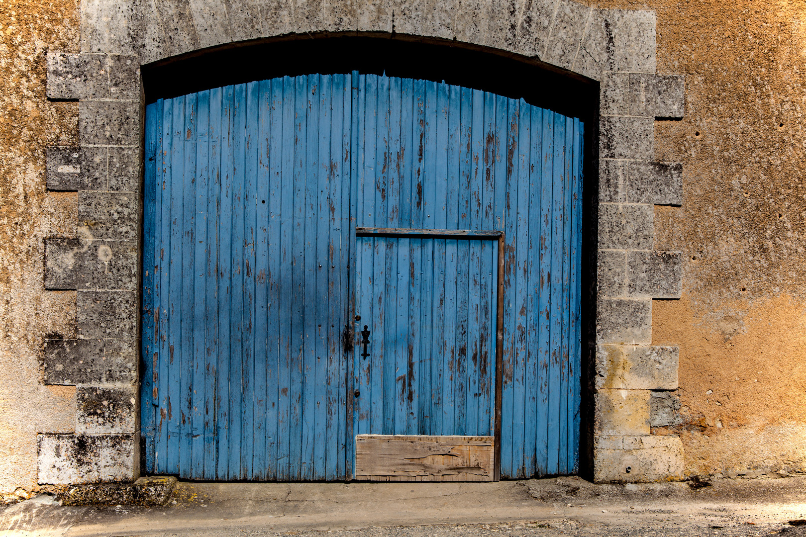 " courtyard entrance ", ribérac, france