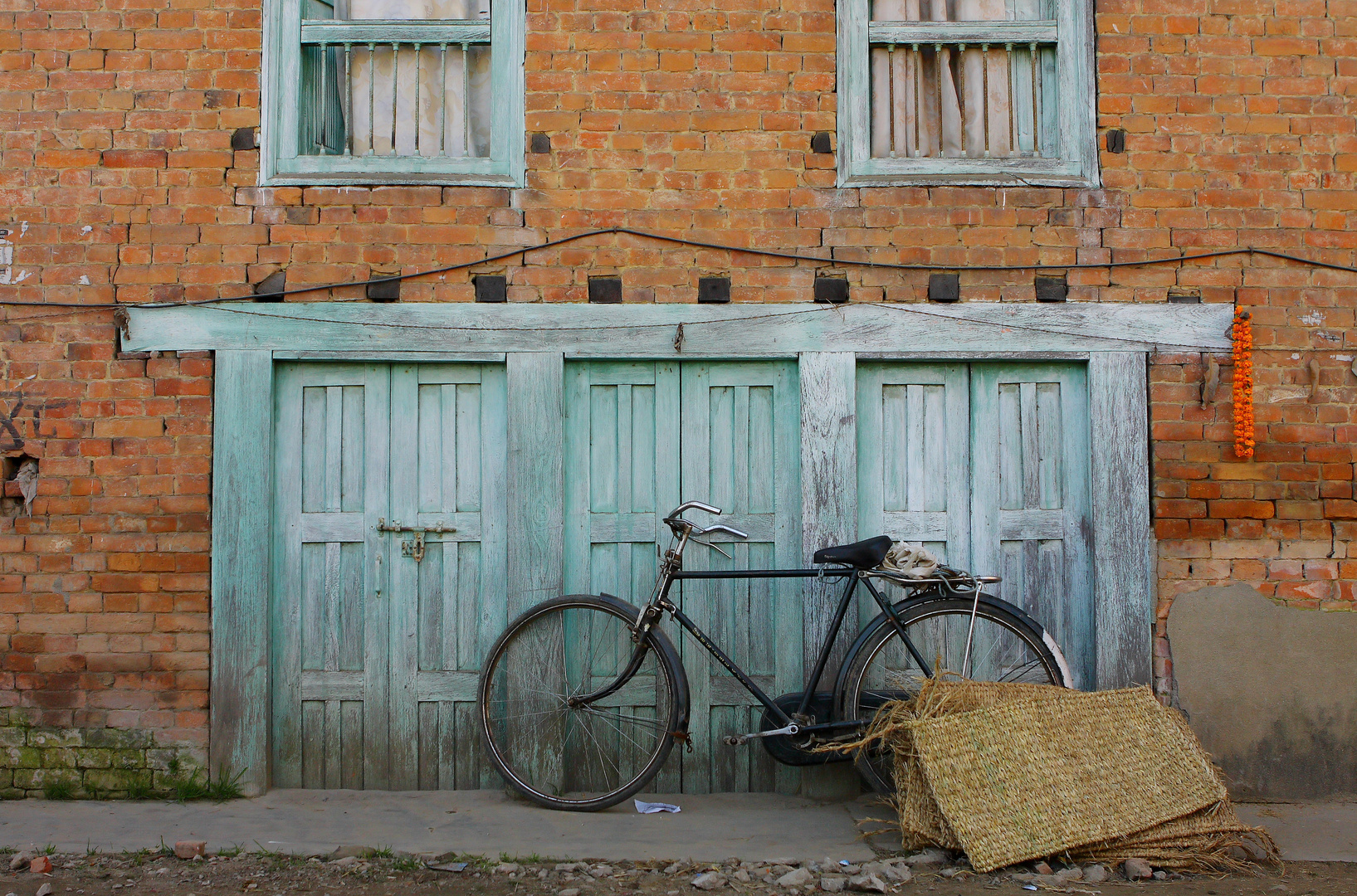 Courtyard with a bicycle in Siddhipure