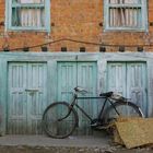 Courtyard with a bicycle in Siddhipure