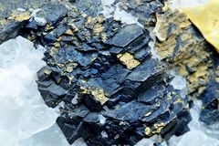 Covellin, Chalkopyrit und Fluorit aus der Grube Clara (Oberwolfach)
