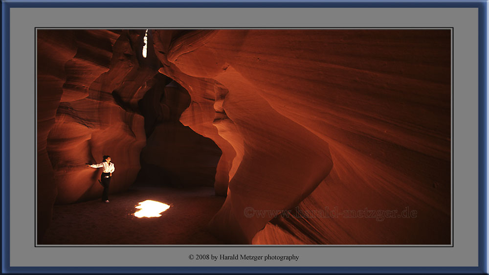 Cowgirl Gail Gaylor im Antelope Canyon mit Revolver