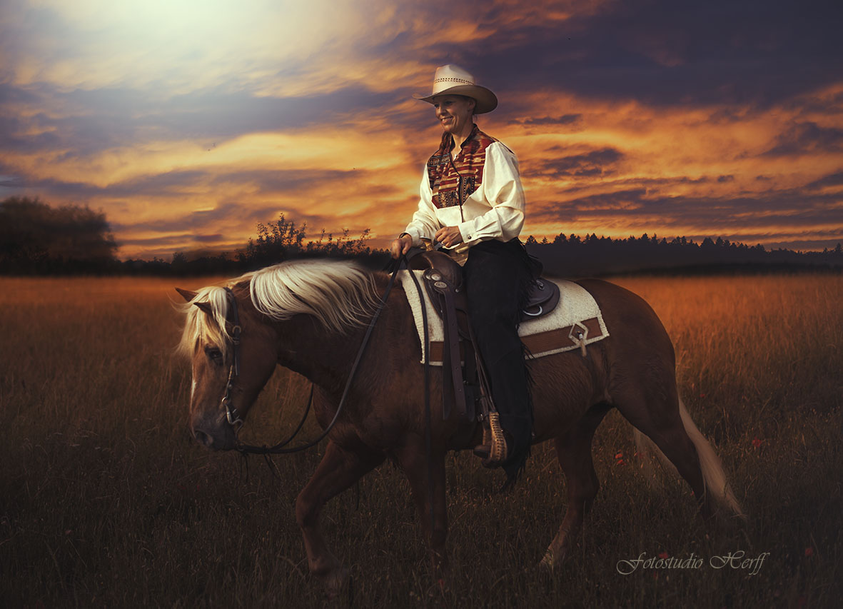 Cowgirl im Abendrot