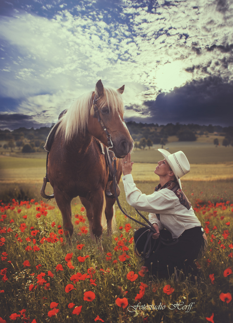 Cowgirl im Mohnfeld