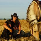 Cowgirl mit Hund und Pferd