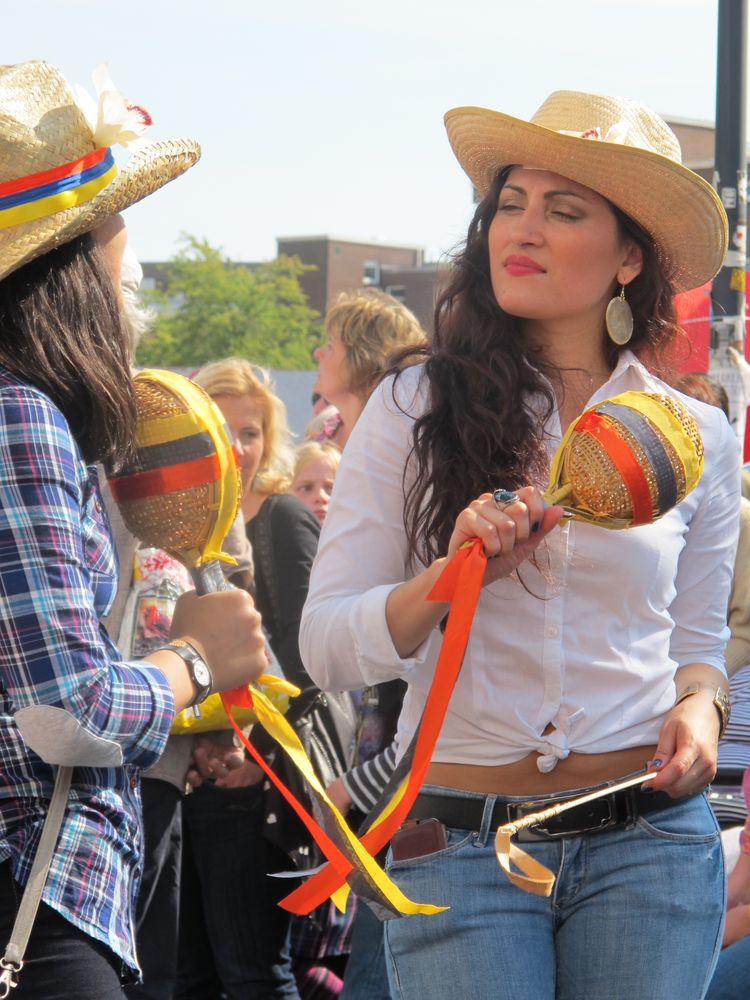 Cowgirls mit Rasseln und Peitsche