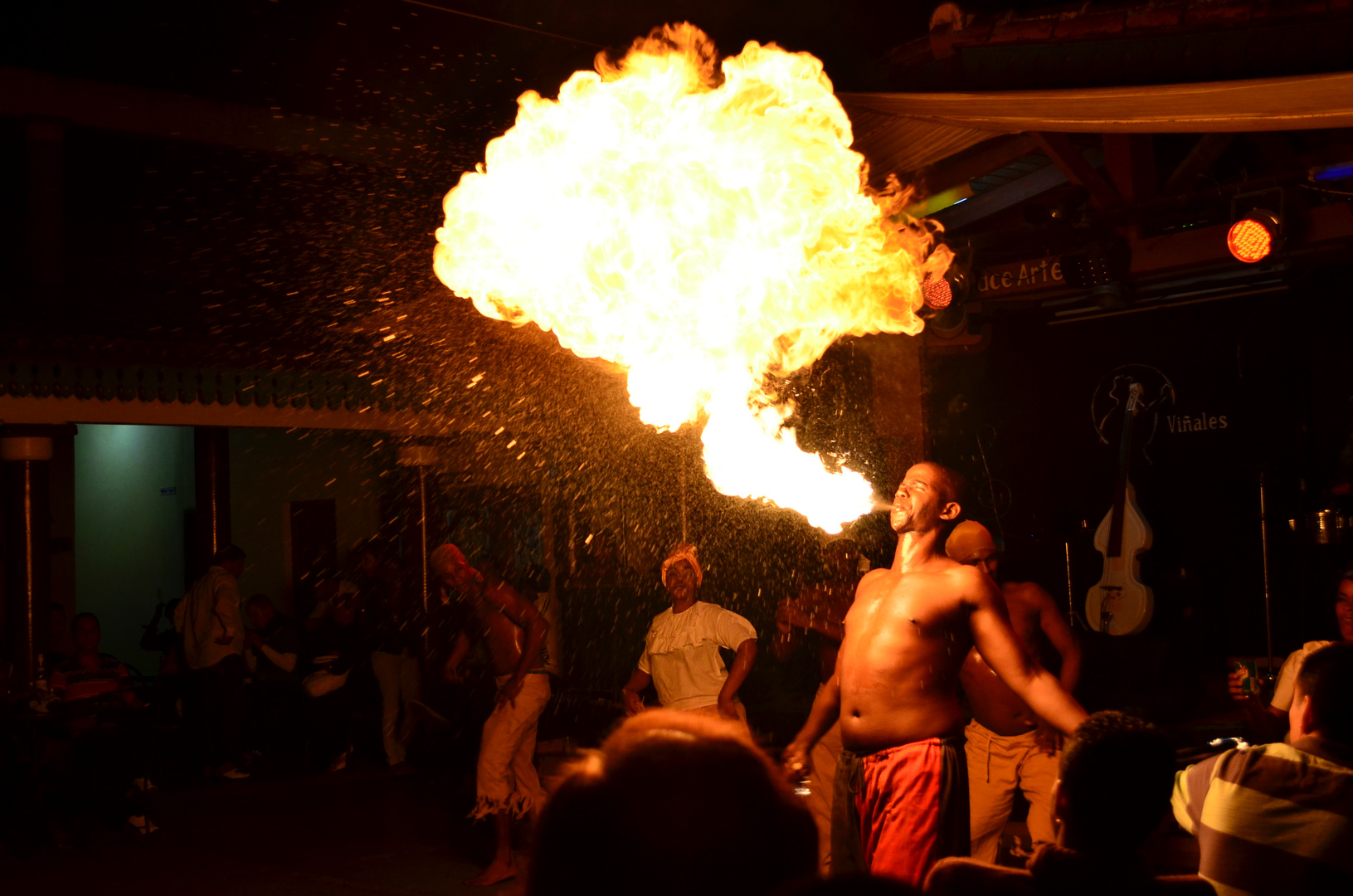 Cracheur de feu à Cuba (Viñales)