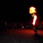 CRACHEUR DE FEU EN ACTION DE NUIT