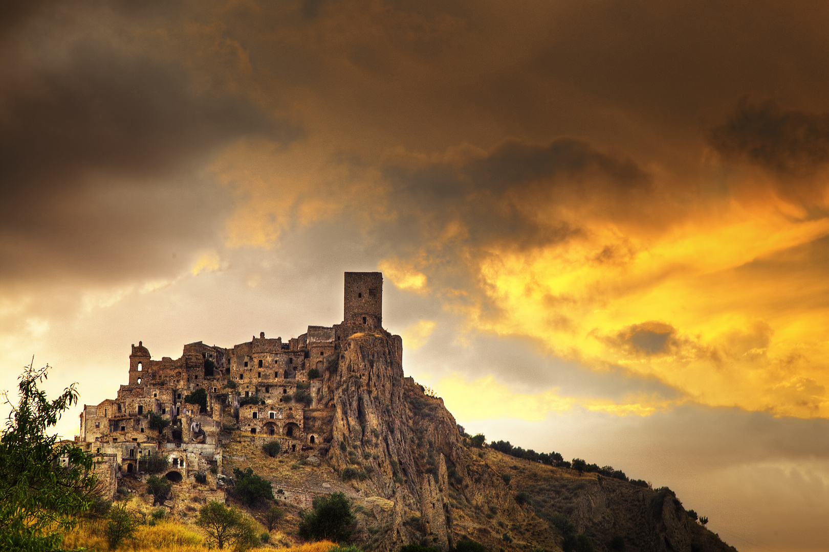 Craco, tramonto sulla città fantasma