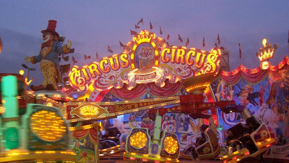 Cranger Kirmes bei Abenddämmerung