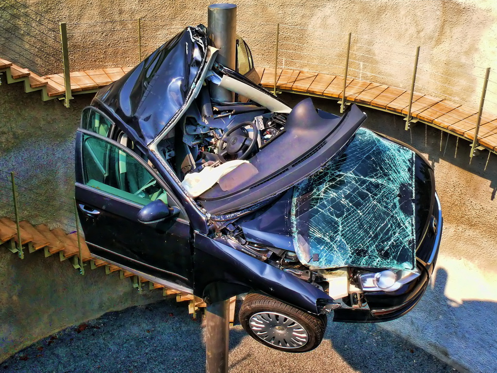 Crash-Auto "Reaktor" von Dirk Skrebers im Skulpturenpark Köln