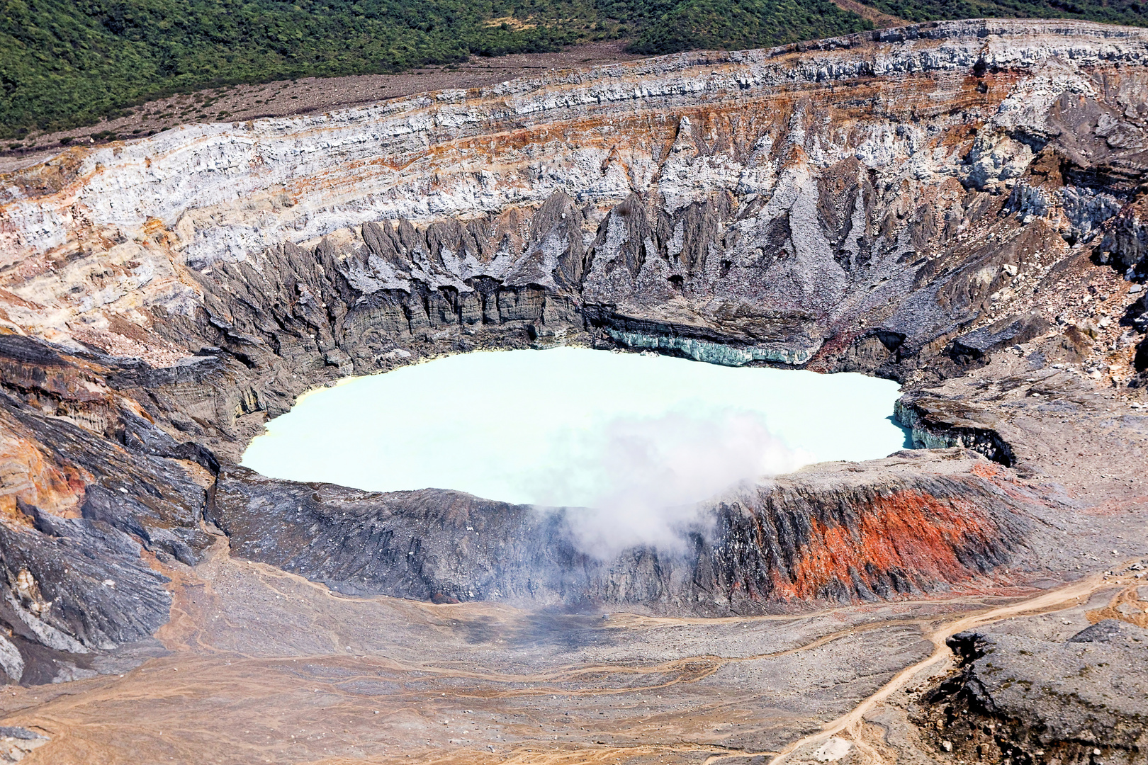 Cratère du volcan " Poas " ( 2700m ) dont les jets de vapeurs sont toxiques.( Costa Rica )