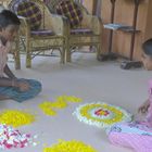 Creation d'un Pookalam au Kerala-India