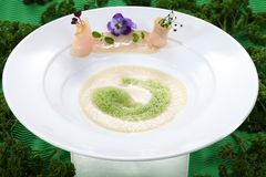 Cremesuppe von der Pastinake mit Kardamom,Petersilienschaum und gebeizter Marlin