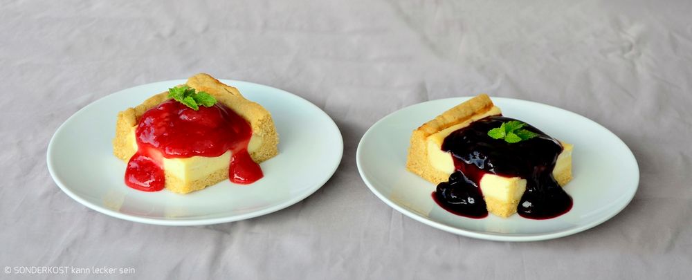 cremiger Käsekuchen vom Blech mit leckeren Fruchtsoßen