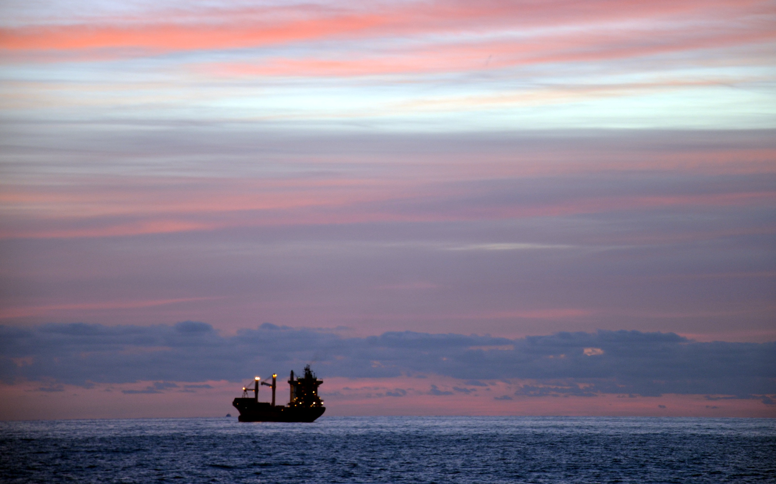 crepuscolo con nave in attesa